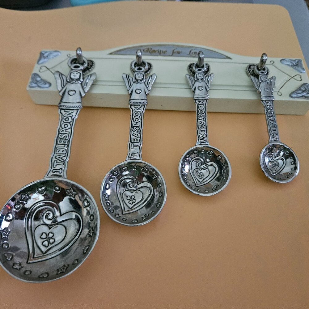 ganz angel hearts measuring spoons with hanging rack